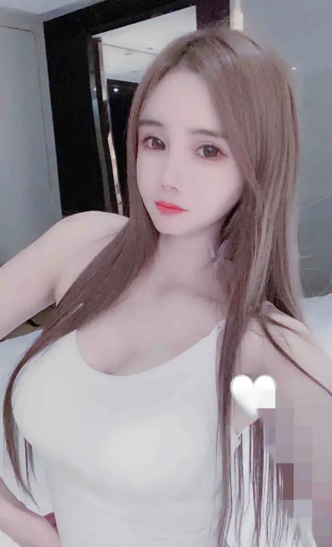 胸超级白超级大的妹子