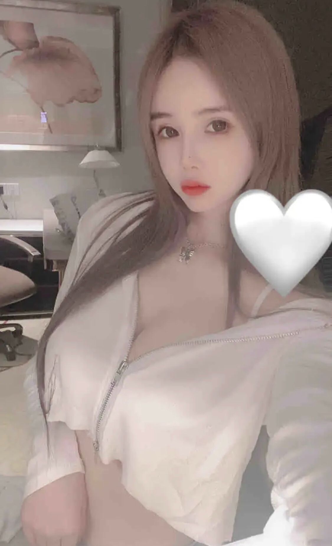 胸超级白超级大的妹子