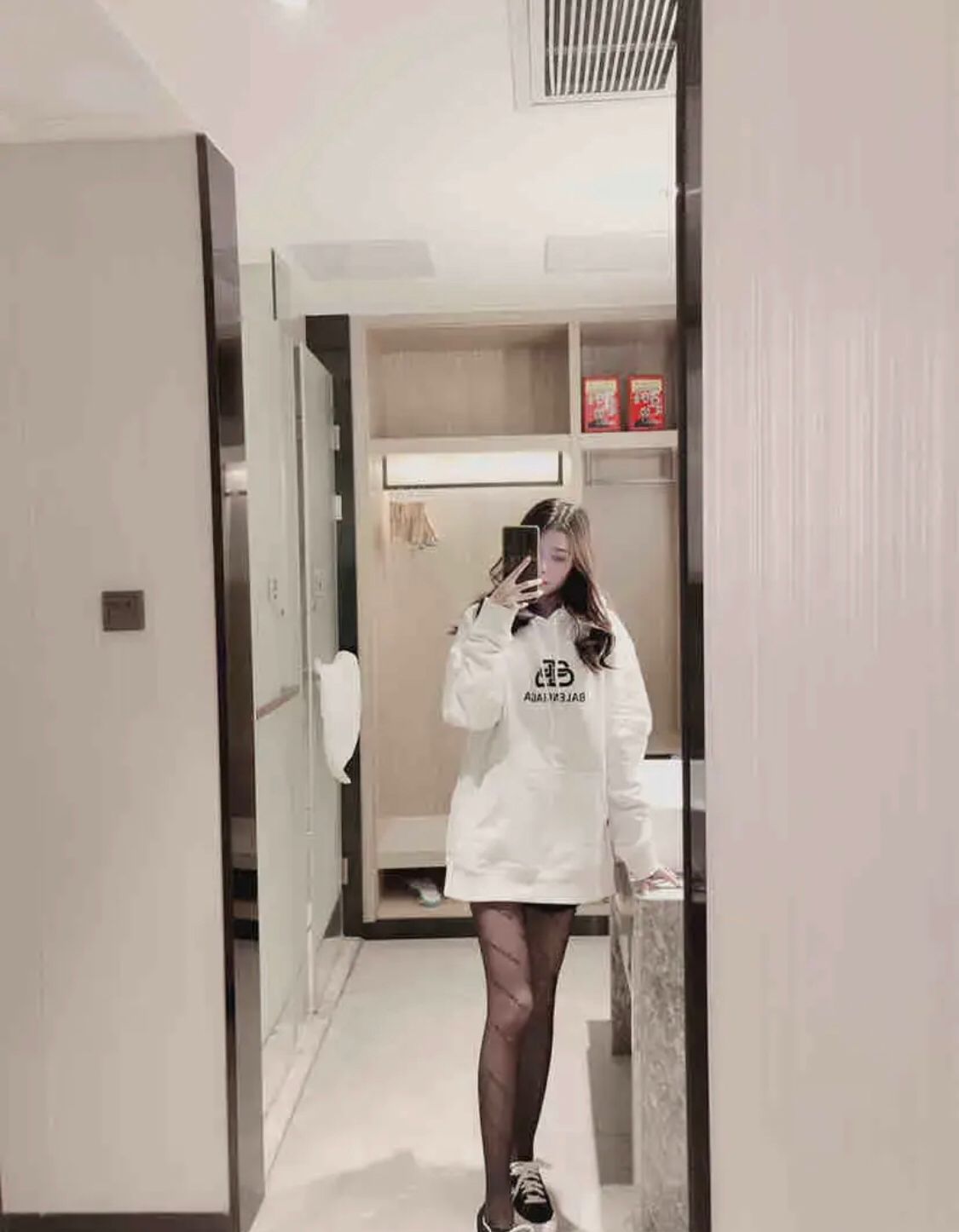 黑丝嫩妹一枚