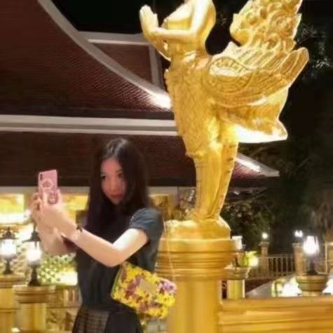 腿长肤白的大胸美女