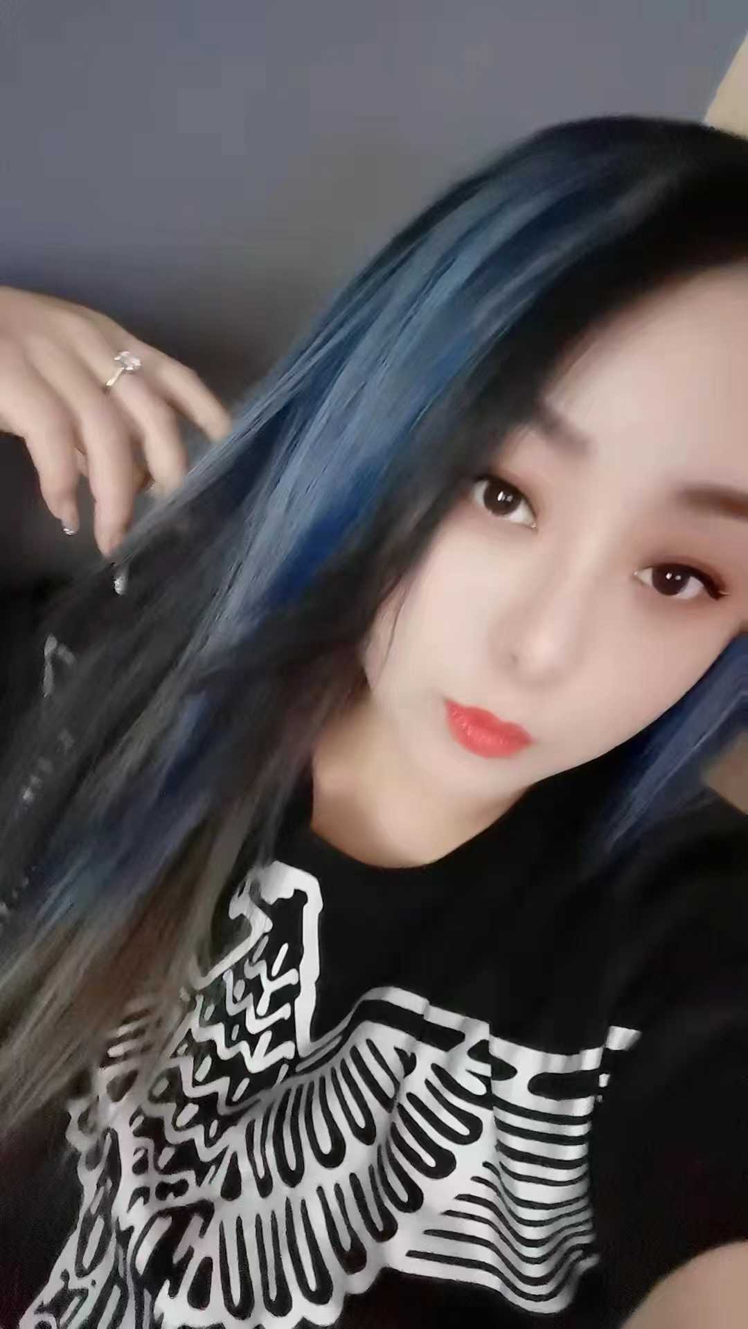 大胸蓝发美女