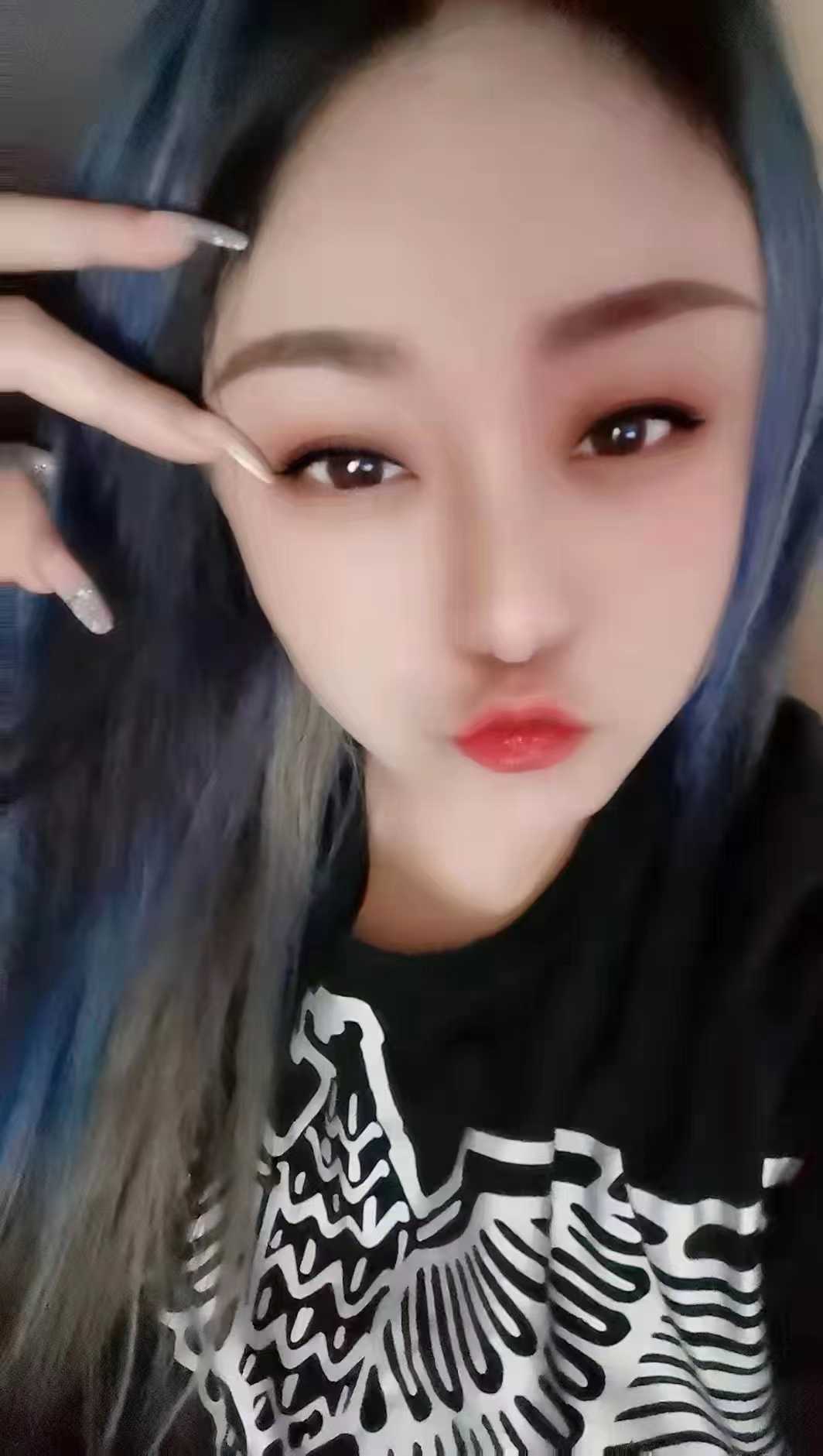 大胸蓝发美女