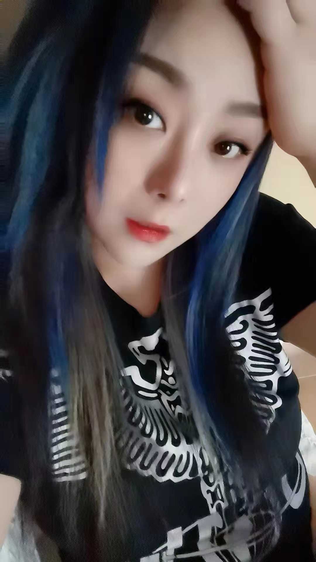 大胸蓝发美女
