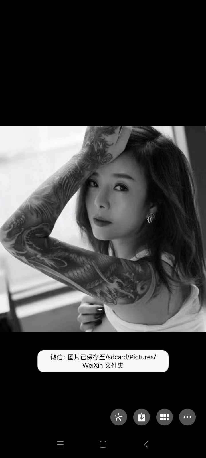 花臂小姐姐