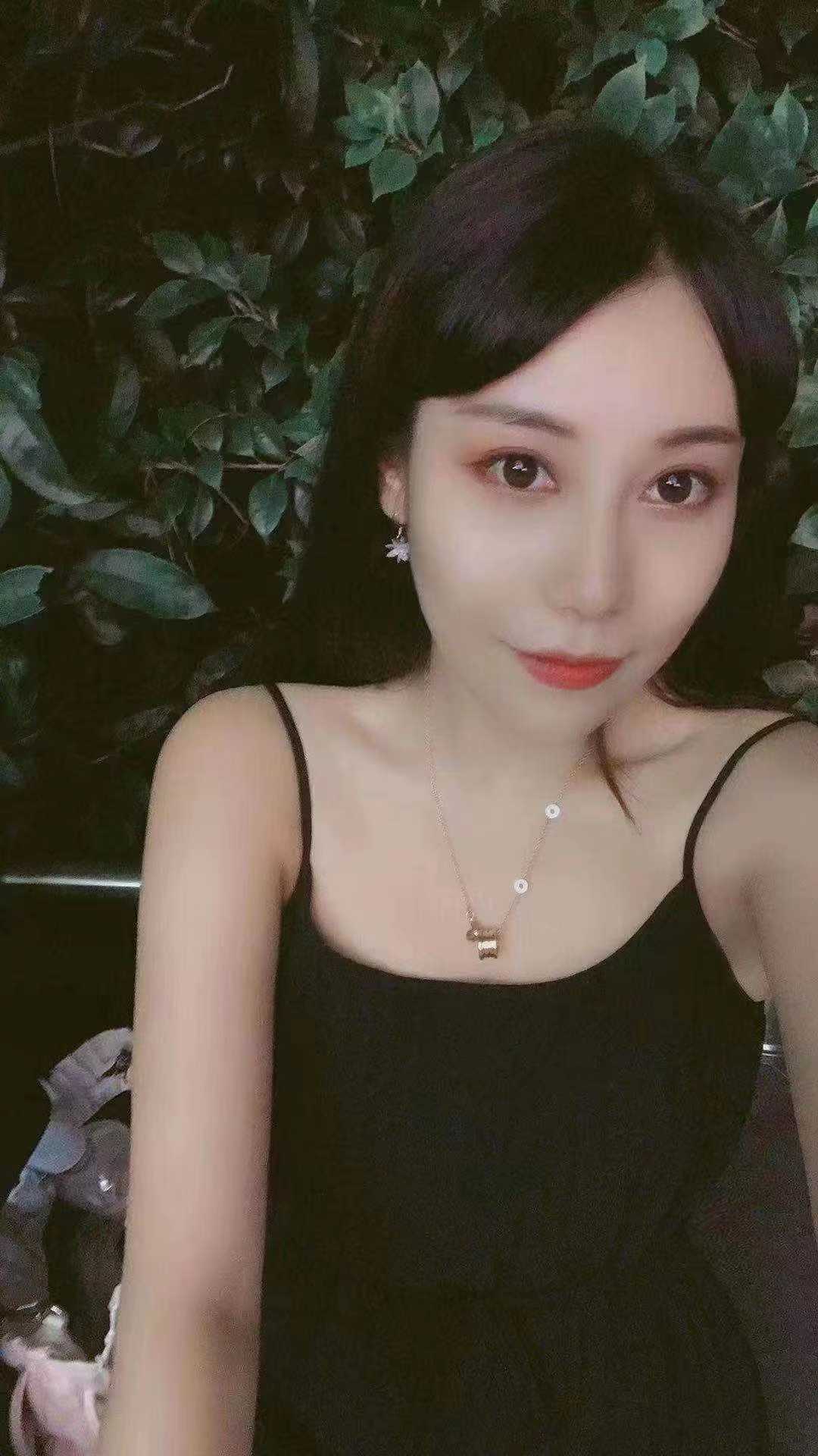 吊带美女艾娜