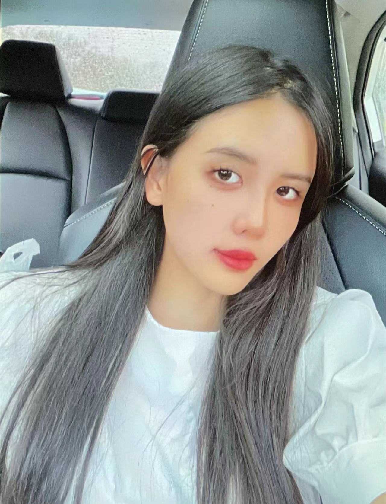 眼神迷离小黑妹