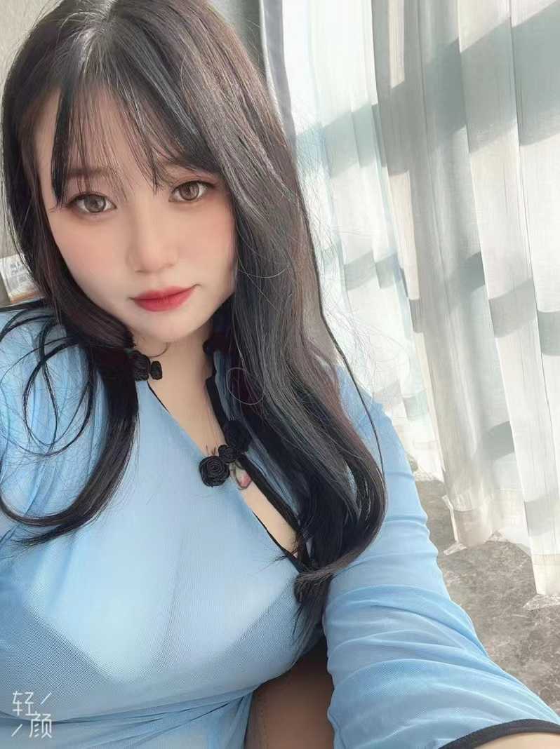丰满嫩妹子