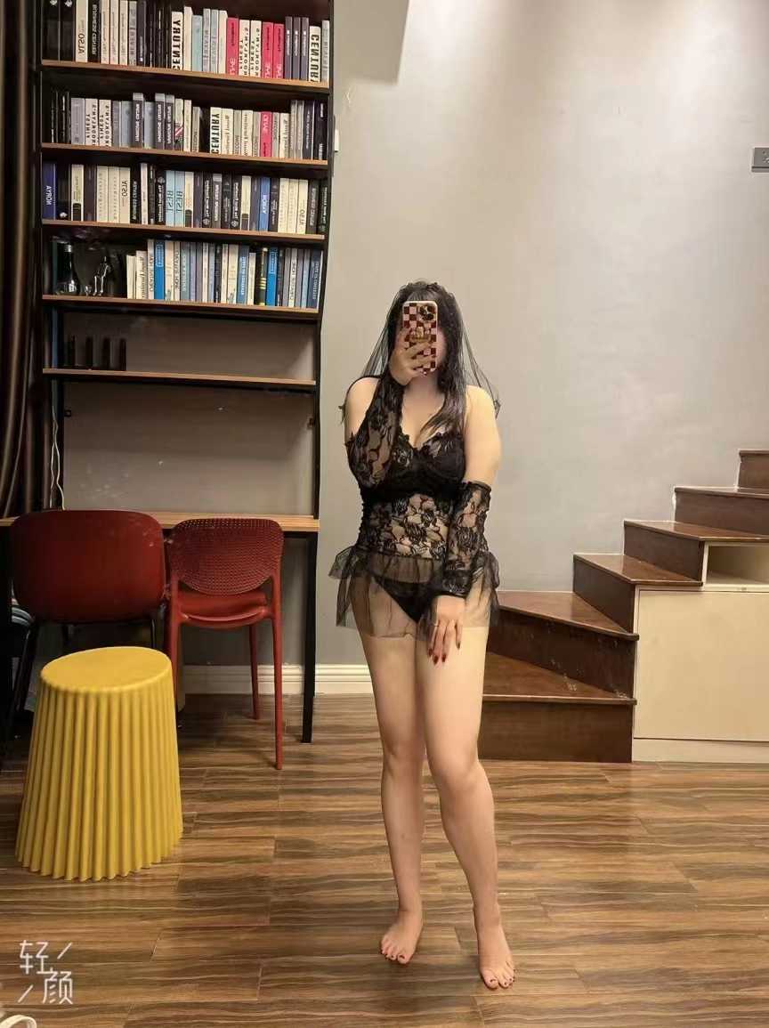 丰满嫩妹子